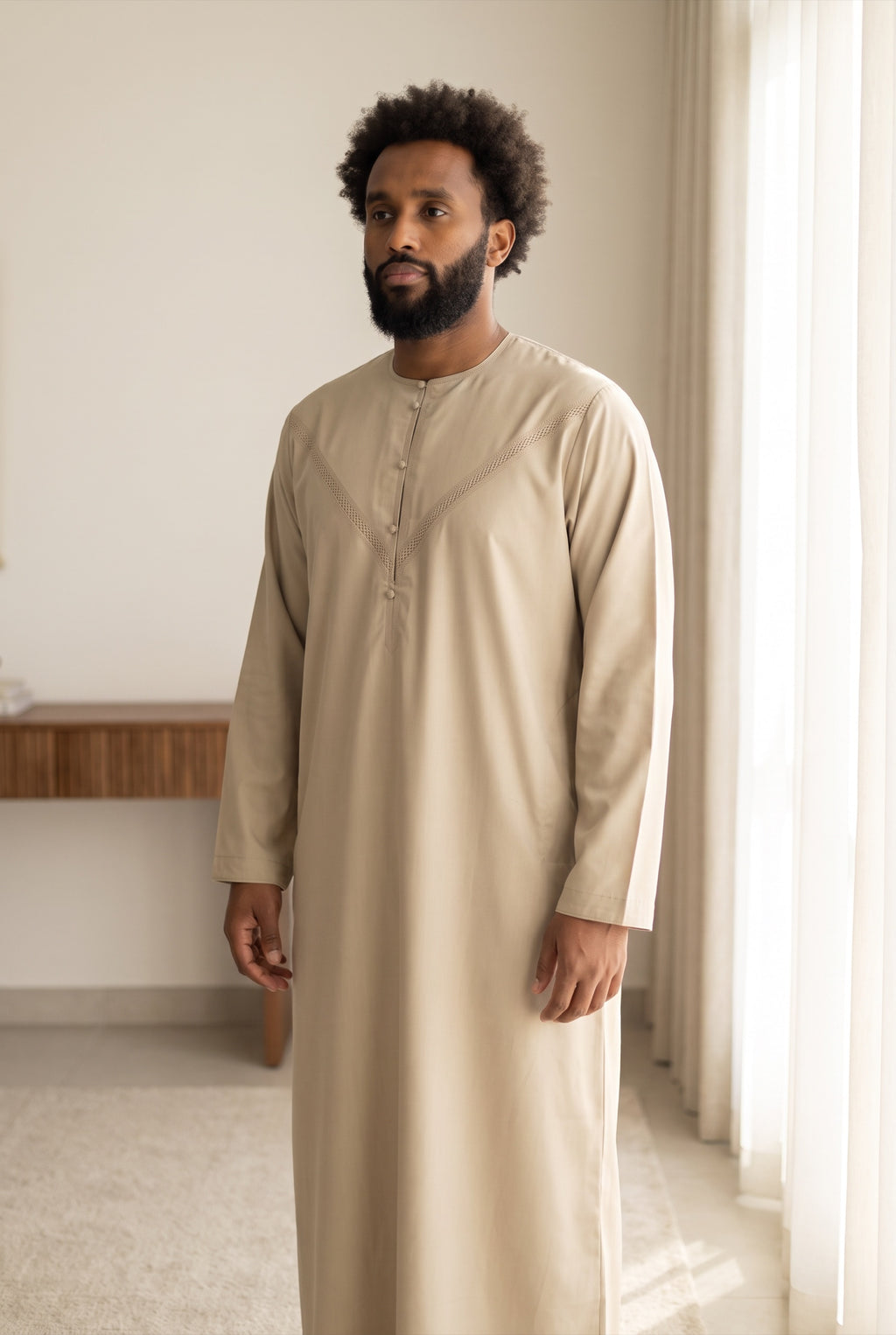 Qamis émirati beige Imran porté en intérieur, lumière du jour