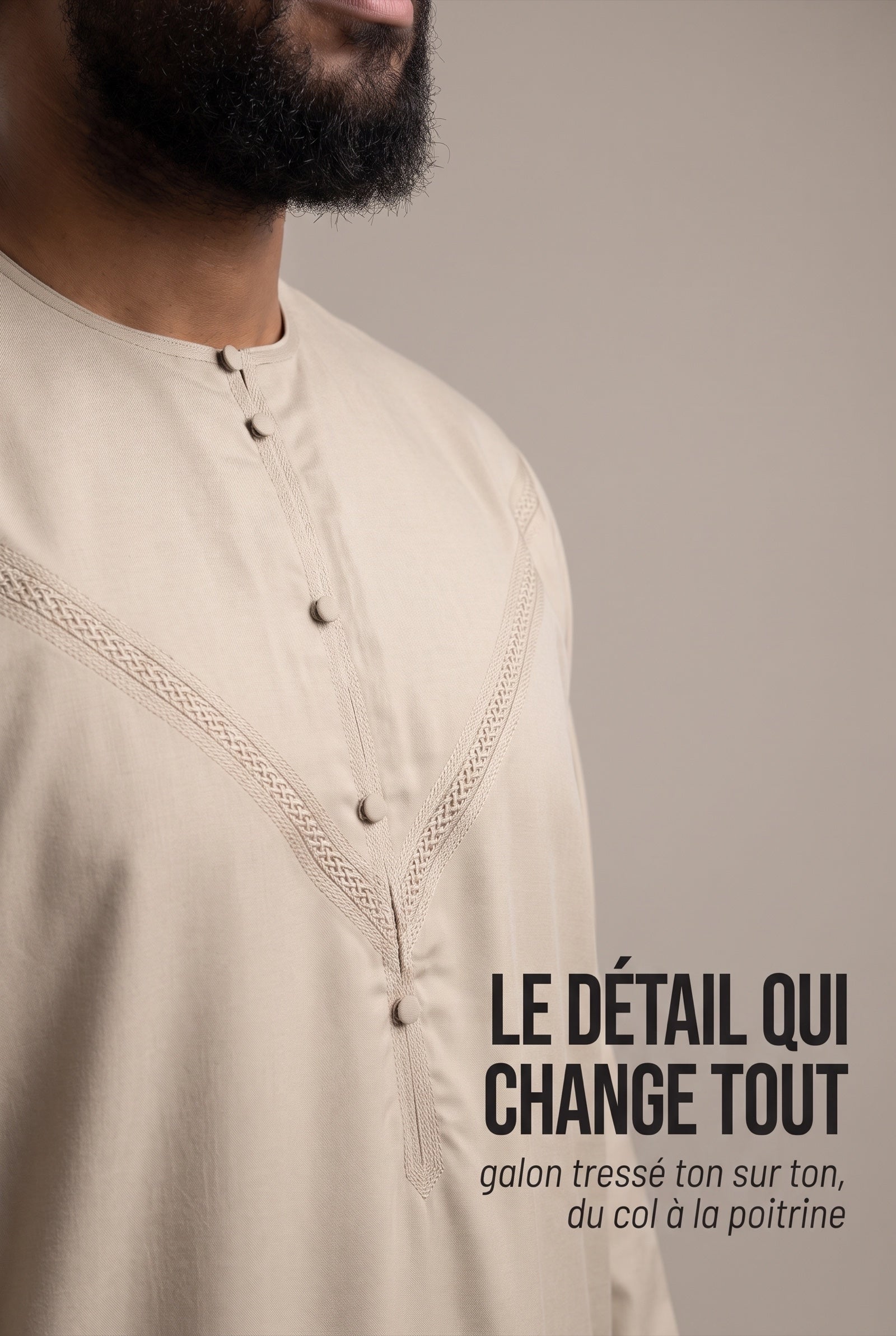 Galon tressé ton sur ton en V sur l'encolure sans col du qamis émirati beige