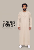 Guide des tailles du qamis émirati Imran, mannequin de 173 cm et 72 kg en taille M