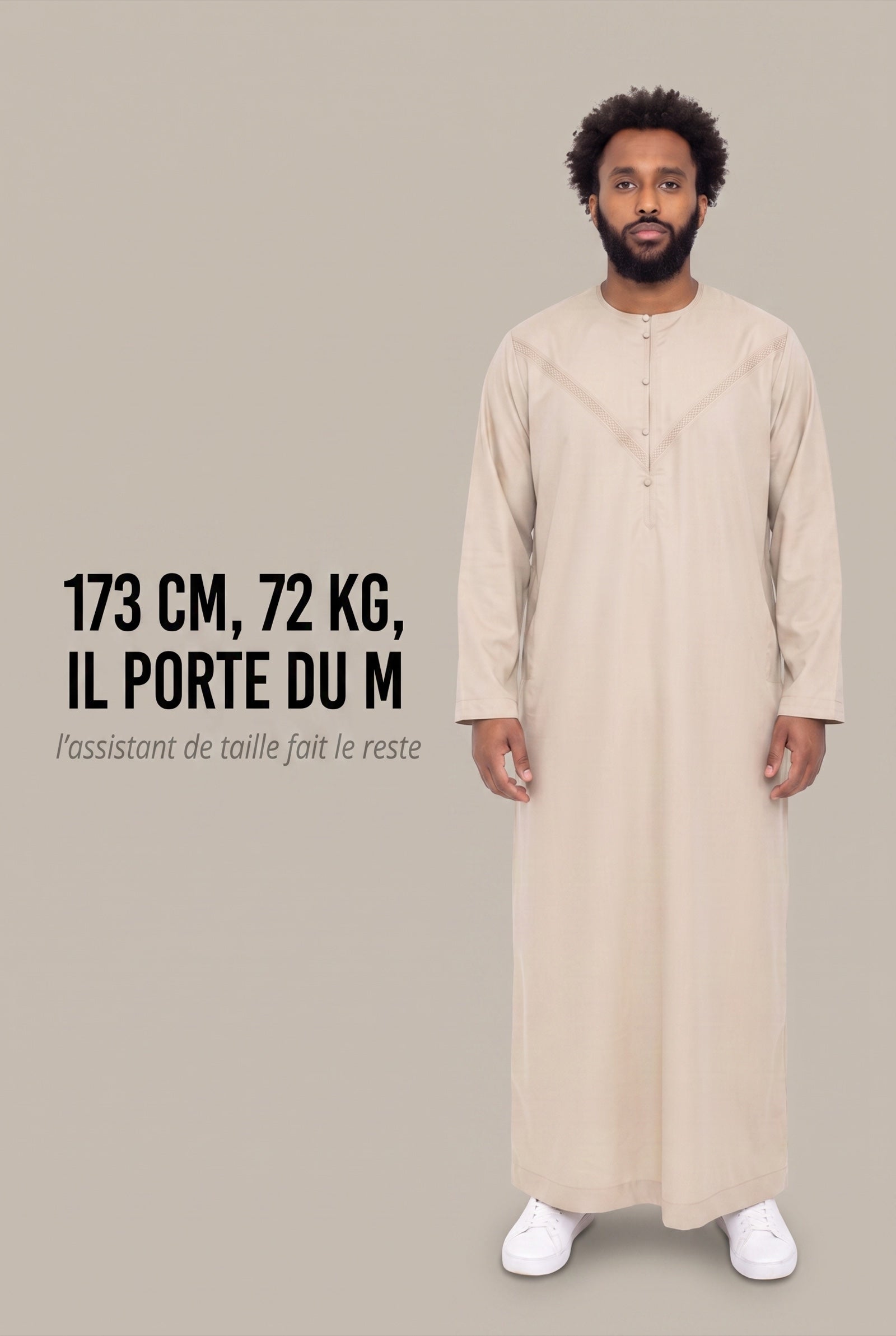 Guide des tailles du qamis émirati Imran, mannequin de 173 cm et 72 kg en taille M
