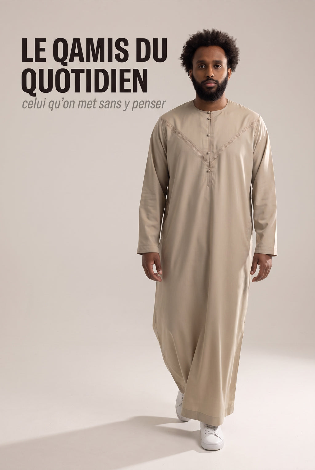 Homme portant le qamis émirati beige Imran, coupe ample du quotidien