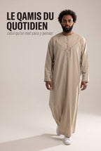 Homme portant le qamis émirati beige Imran, coupe ample du quotidien