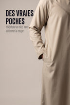 Poche latérale dissimulée dans la couture du qamis émirati beige Imran