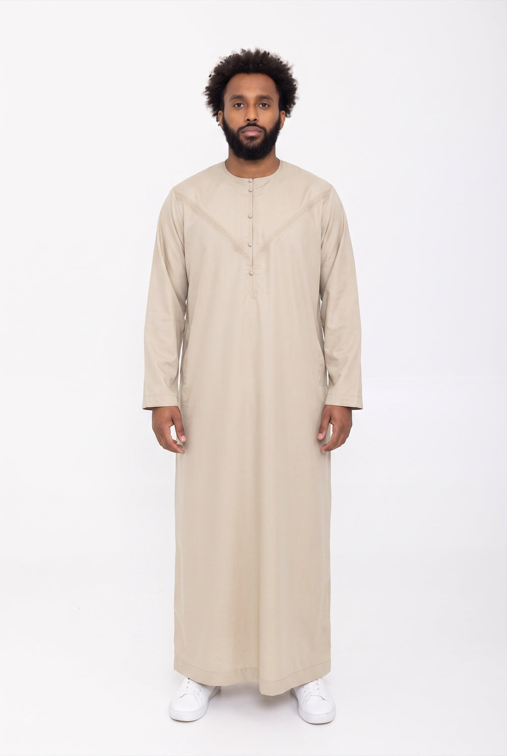 Qamis émirati beige Imran porté de face sur fond blanc