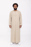 Qamis émirati beige Imran porté de face sur fond blanc