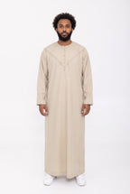 Qamis émirati beige Imran porté de face sur fond blanc