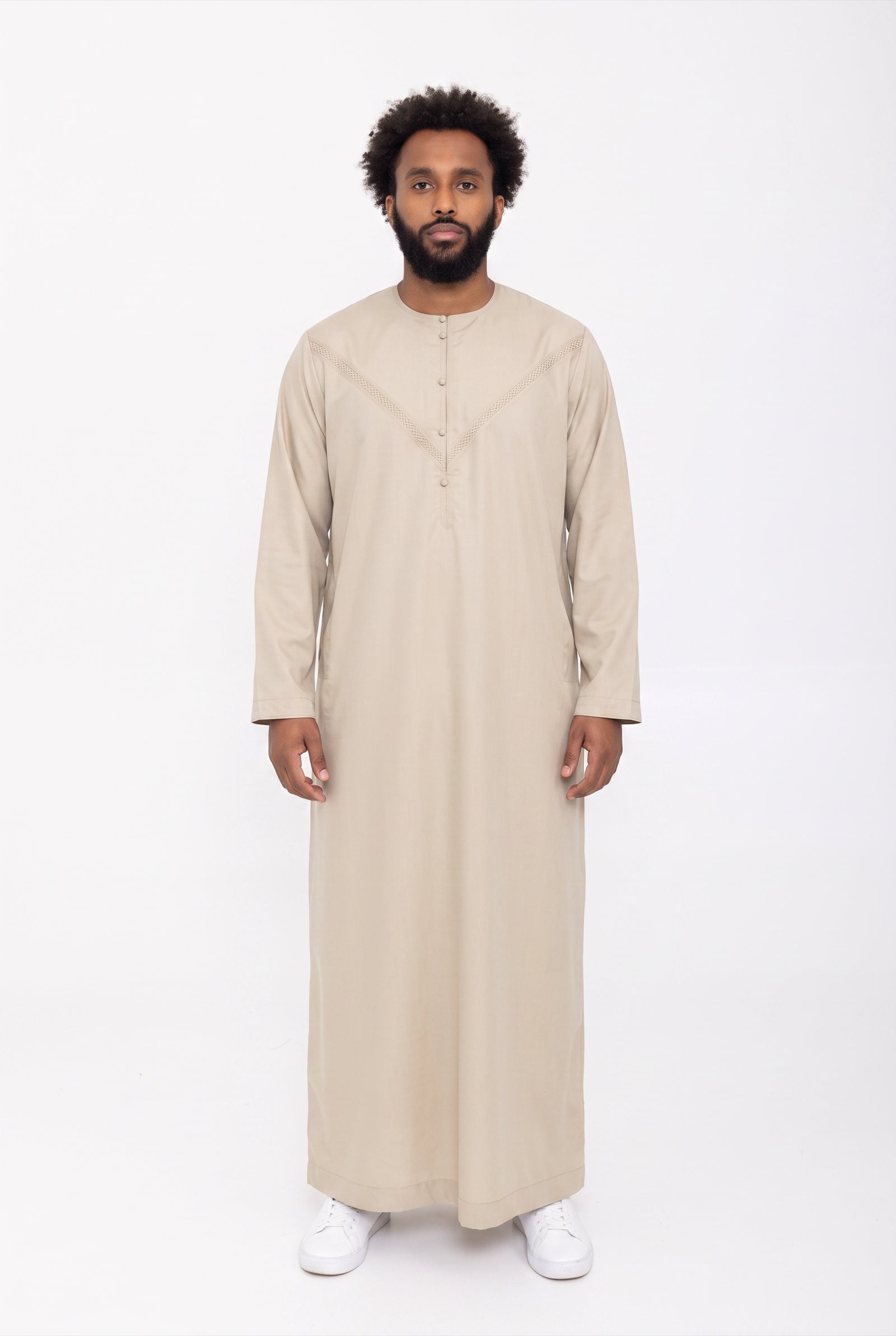 Qamis émirati beige Imran porté de face sur fond blanc