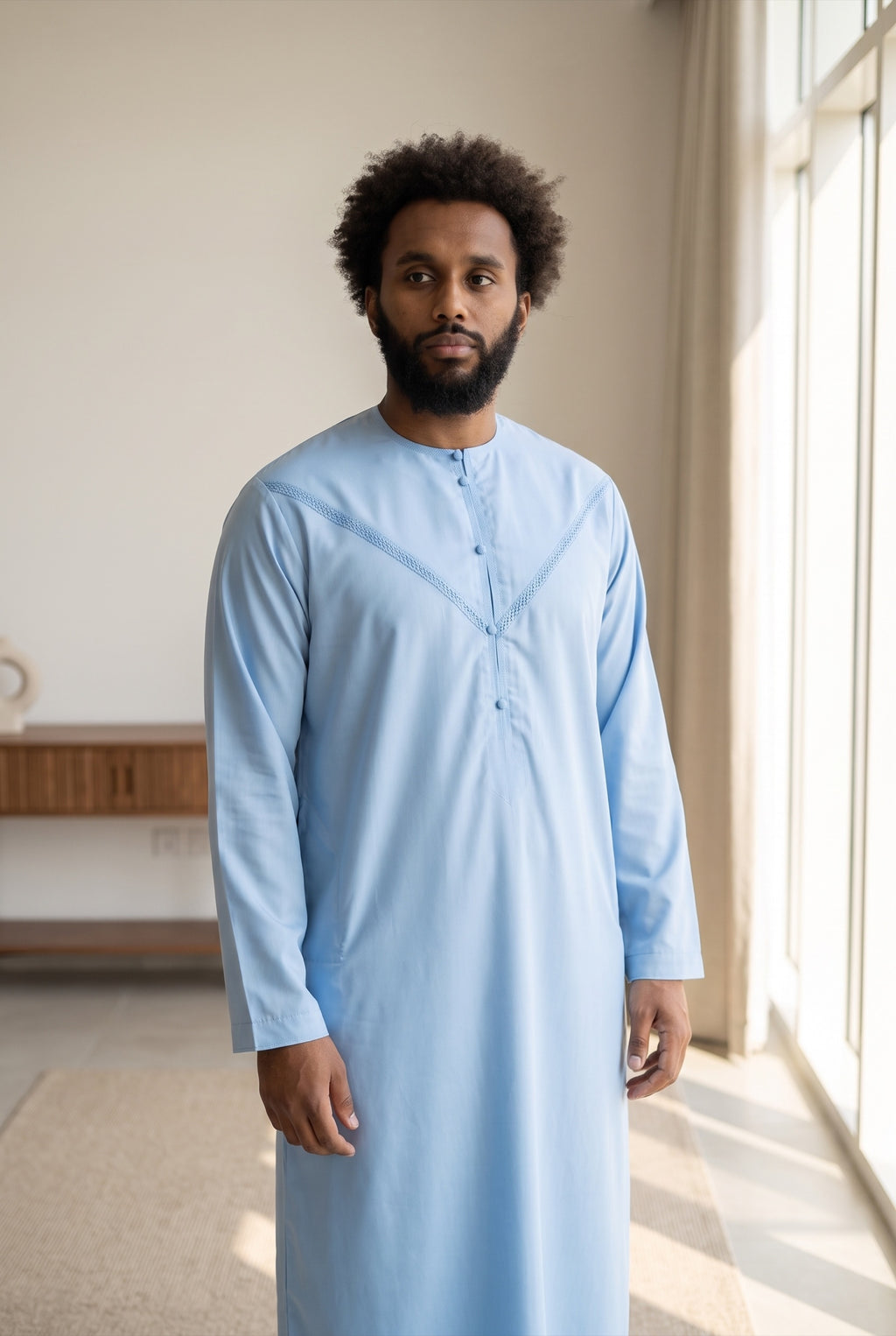 Qamis émirati bleu ciel Imran porté en intérieur, lumière du jour