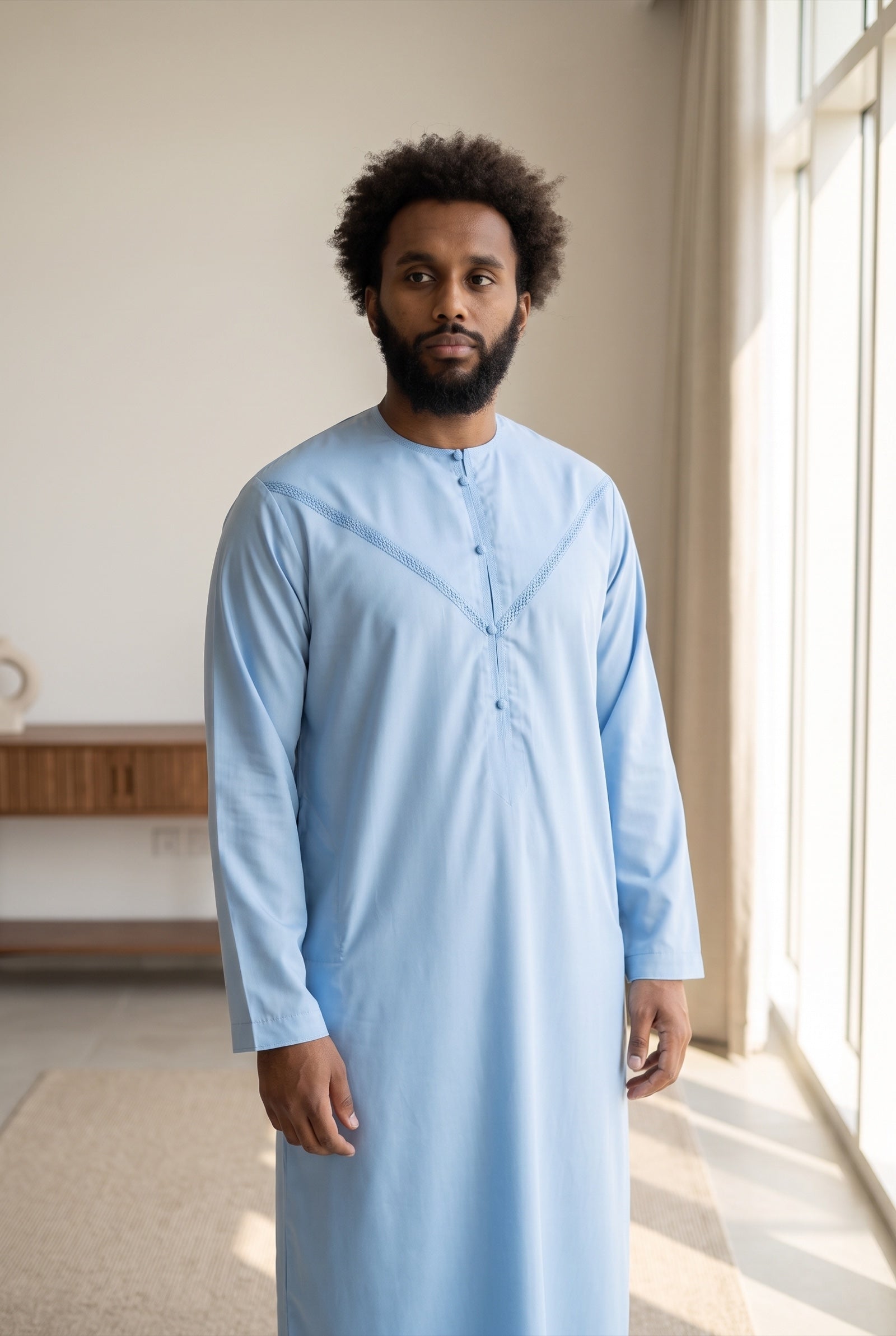 Qamis émirati bleu ciel Imran porté en intérieur, lumière du jour