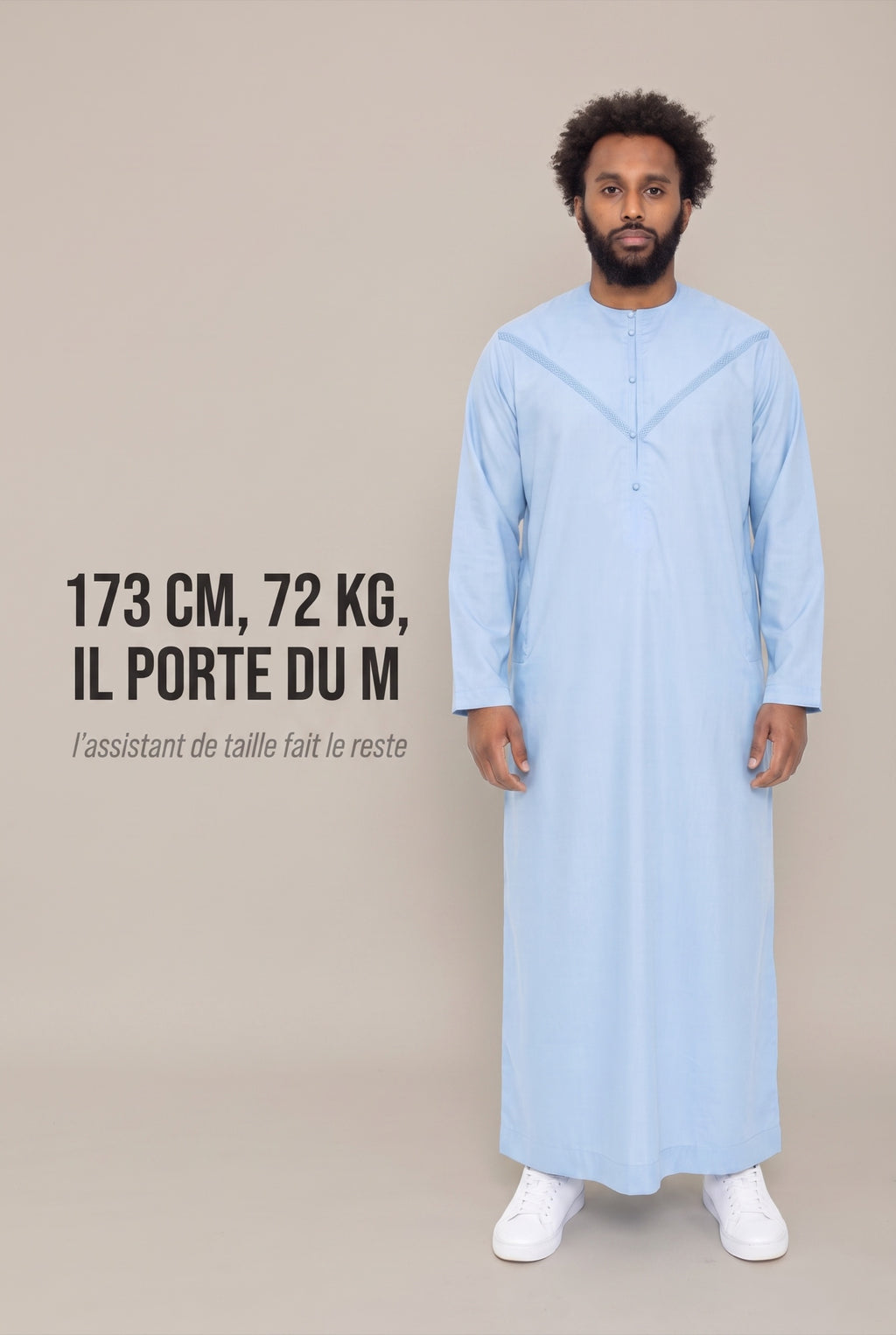 Guide des tailles du qamis émirati Imran, mannequin de 173 cm et 72 kg en taille M