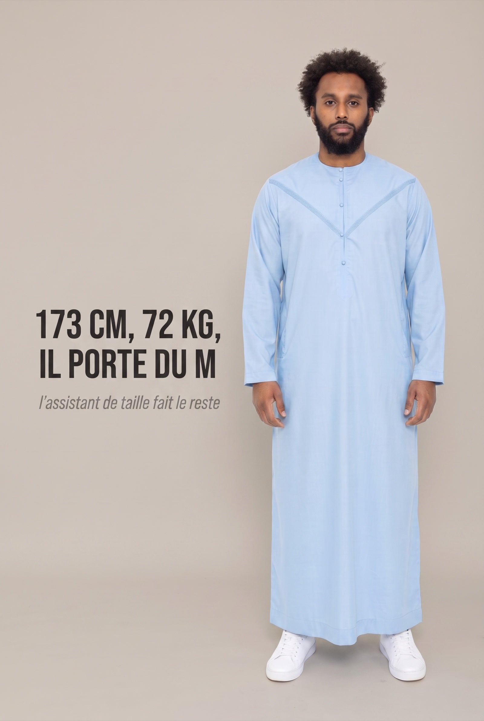 Guide des tailles du qamis émirati Imran, mannequin de 173 cm et 72 kg en taille M