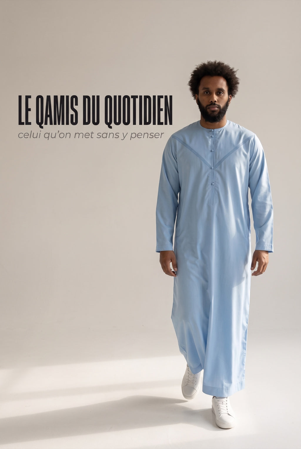 Homme portant le qamis émirati bleu ciel Imran, coupe ample du quotidien