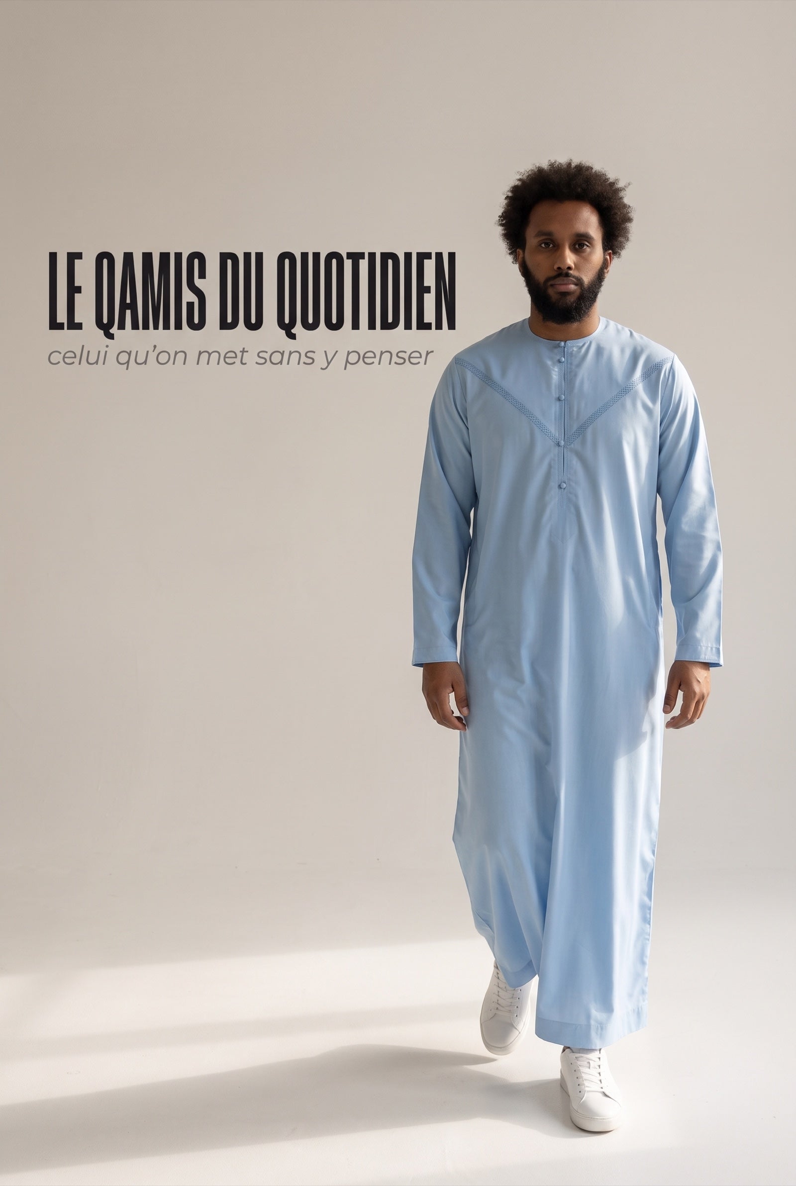 Homme portant le qamis émirati bleu ciel Imran, coupe ample du quotidien