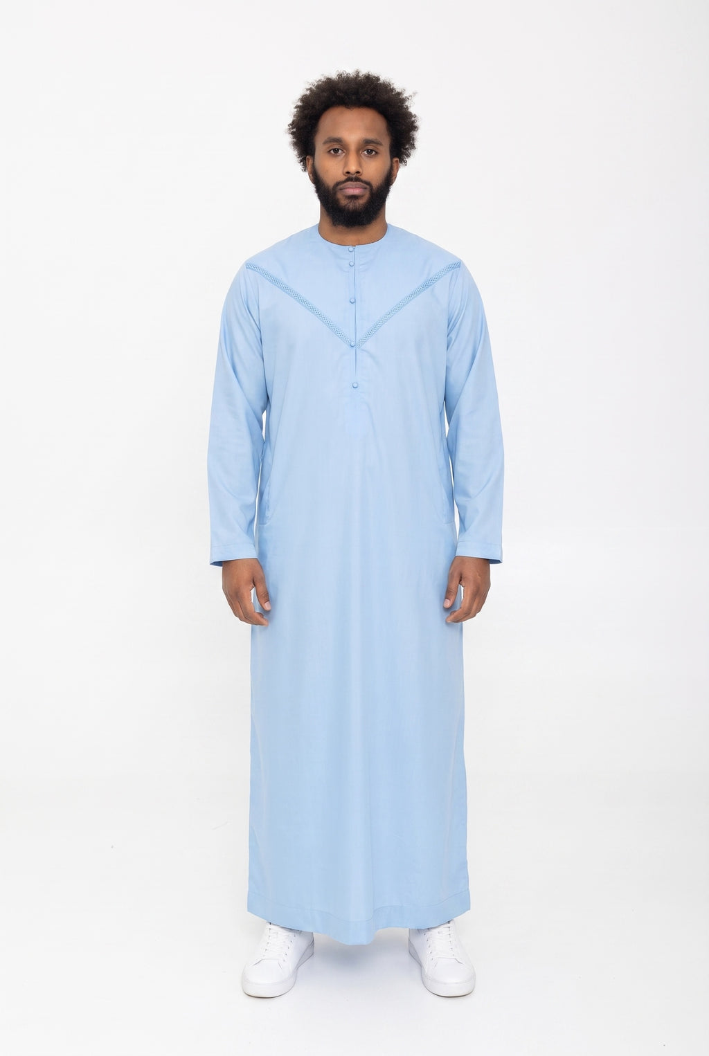 Qamis émirati bleu ciel Imran porté de face sur fond blanc