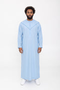 Qamis émirati bleu ciel Imran porté de face sur fond blanc