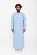 Qamis émirati bleu ciel Imran porté de face sur fond blanc