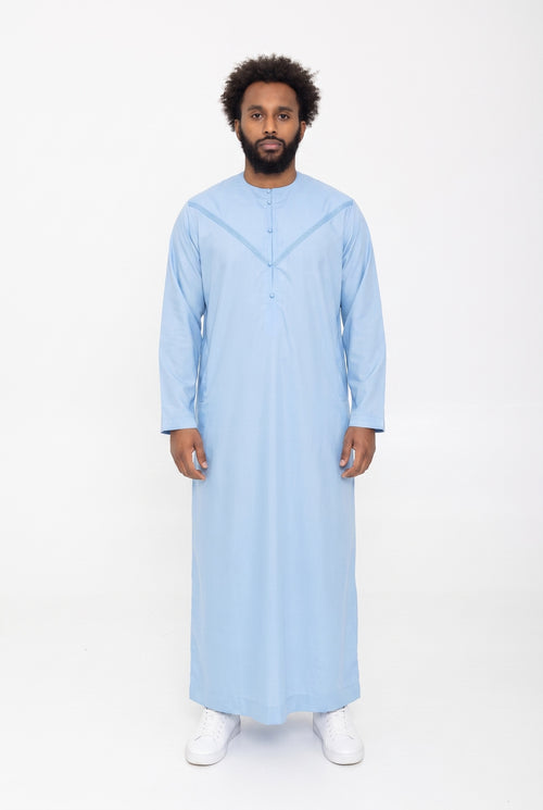 Qamis émirati bleu ciel Imran porté de face sur fond blanc