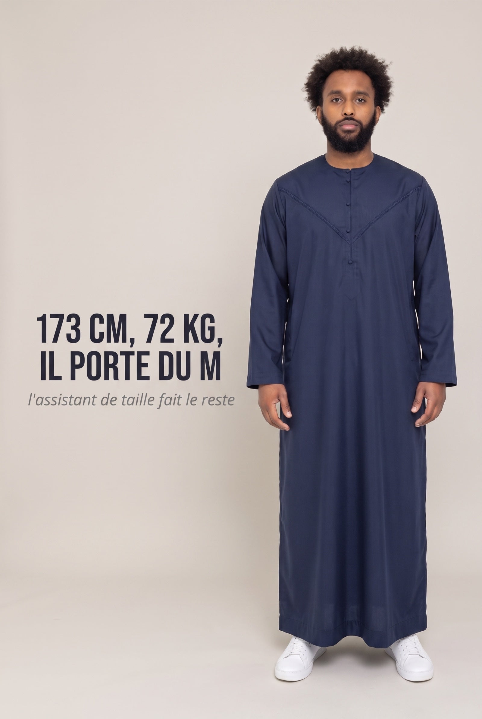 Guide des tailles du qamis émirati Imran, mannequin de 173 cm et 72 kg en taille M