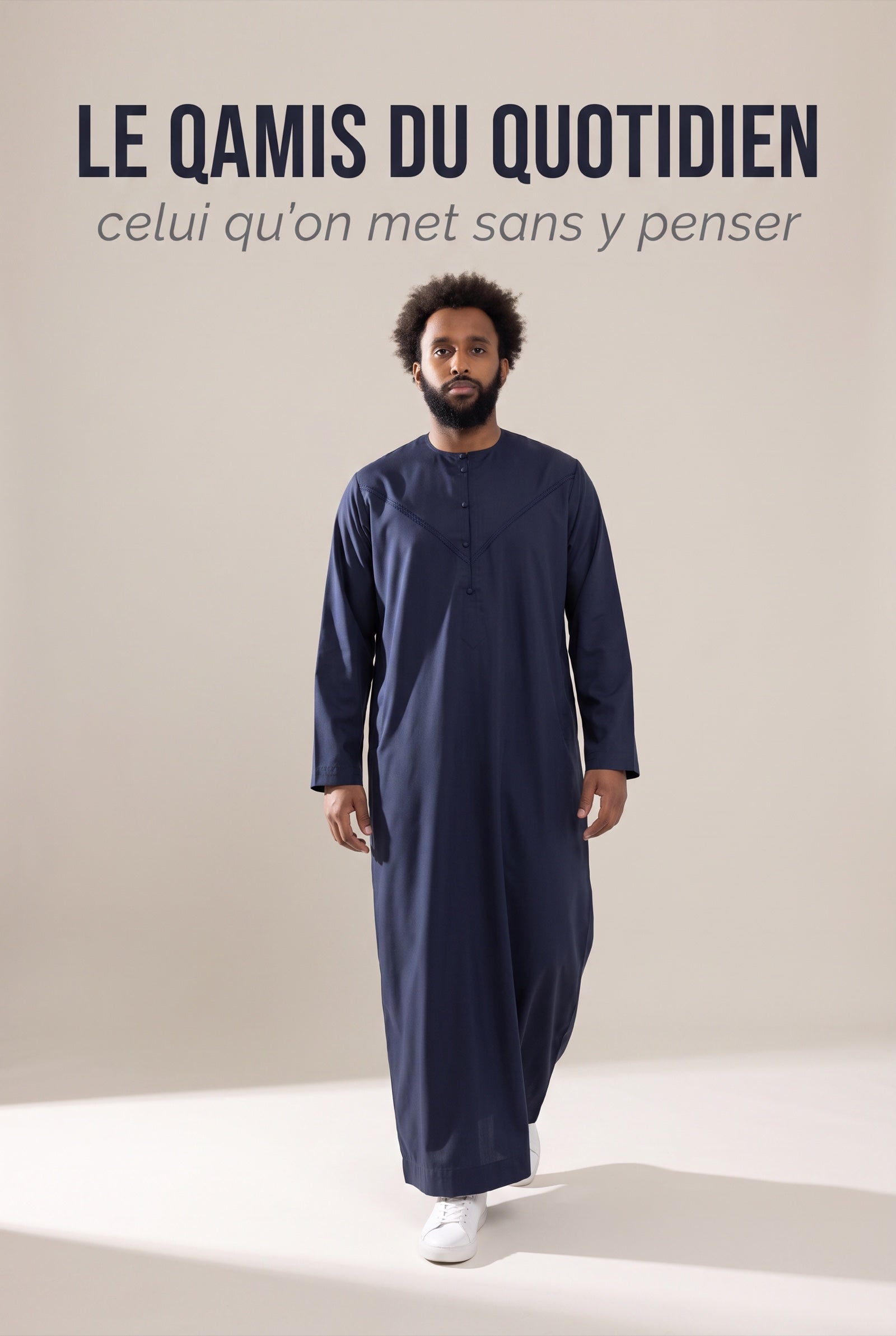 Homme portant le qamis émirati bleu marine Imran, coupe ample du quotidien