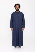 Qamis émirati bleu marine Imran porté de face sur fond blanc