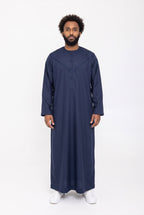 Qamis émirati bleu marine Imran porté de face sur fond blanc
