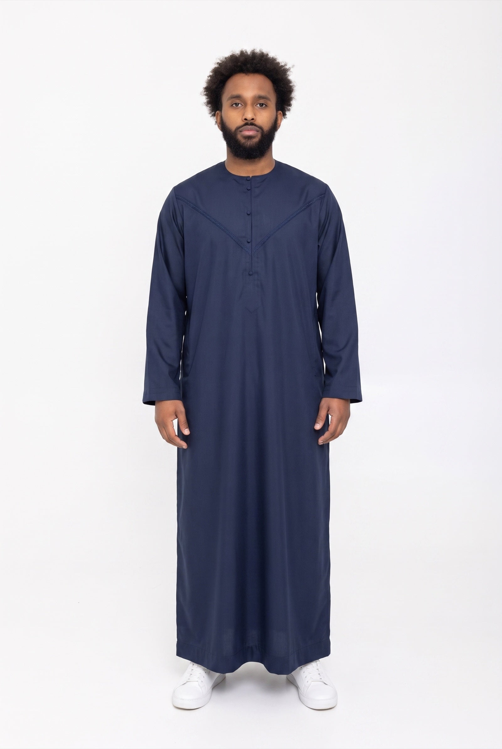 Qamis émirati bleu marine Imran porté de face sur fond blanc