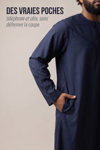 Poche latérale dissimulée dans la couture du qamis émirati bleu marine Imran