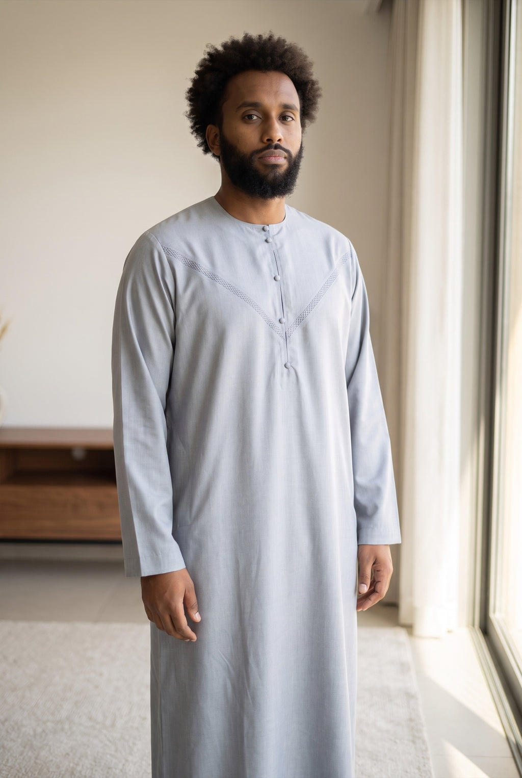 Qamis émirati gris perle Imran porté en intérieur, lumière du jour