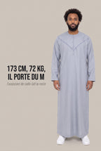 Guide des tailles du qamis émirati Imran, mannequin de 173 cm et 72 kg en taille M