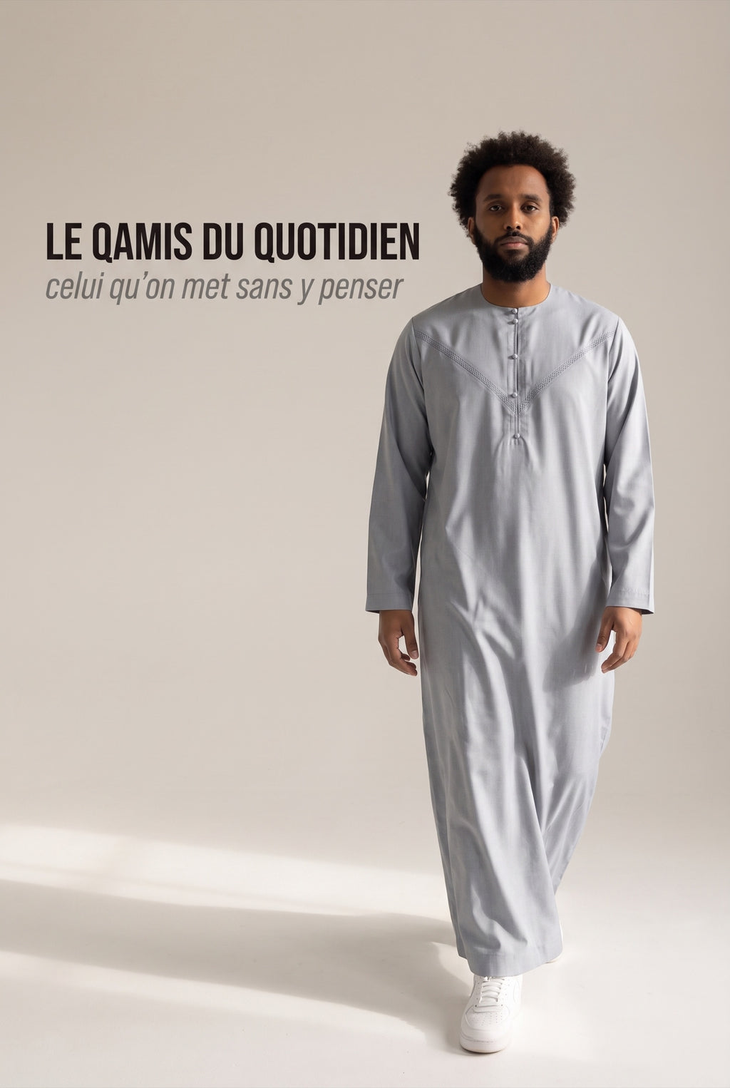 Homme portant le qamis émirati gris perle Imran, coupe ample du quotidien