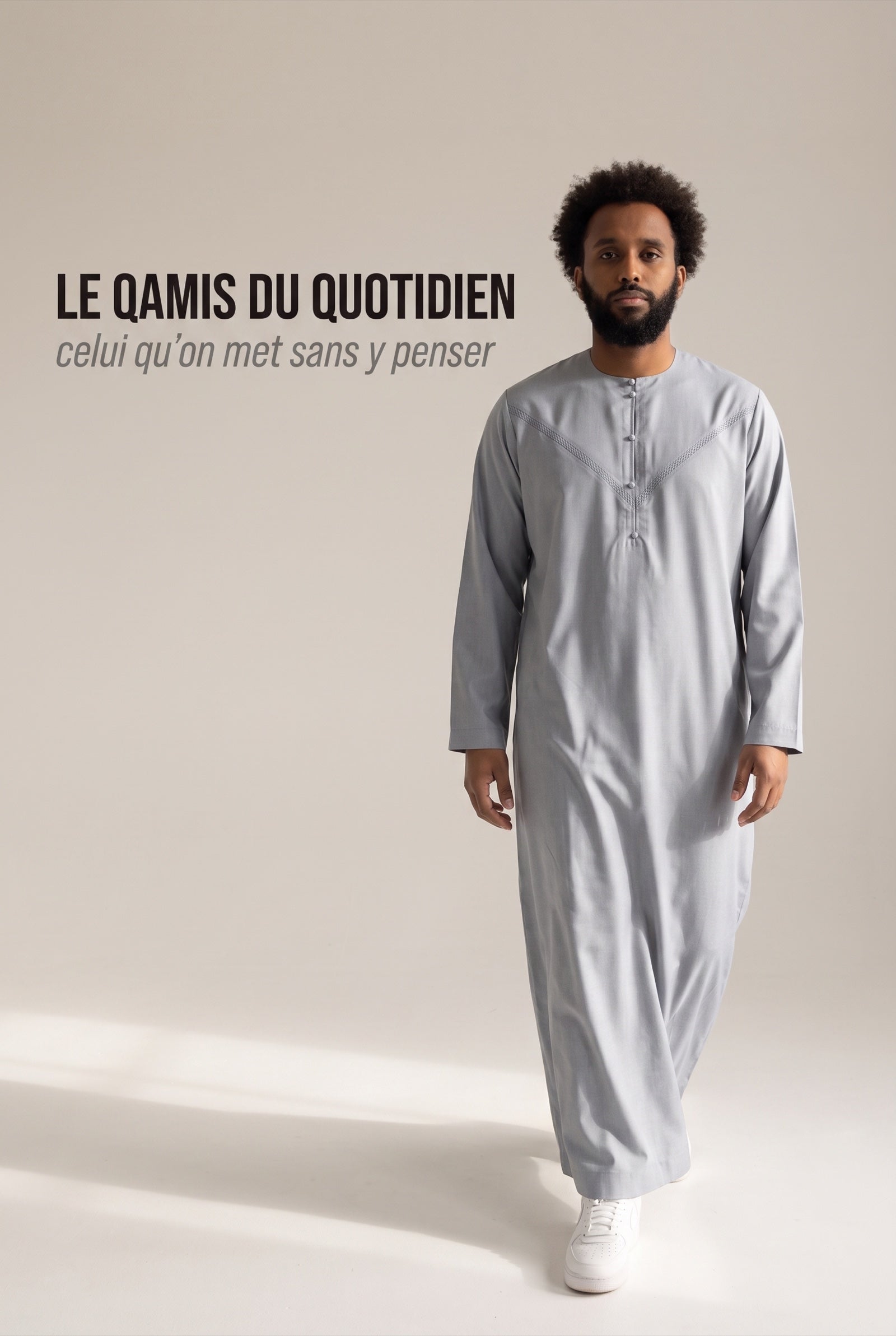 Homme portant le qamis émirati gris perle Imran, coupe ample du quotidien