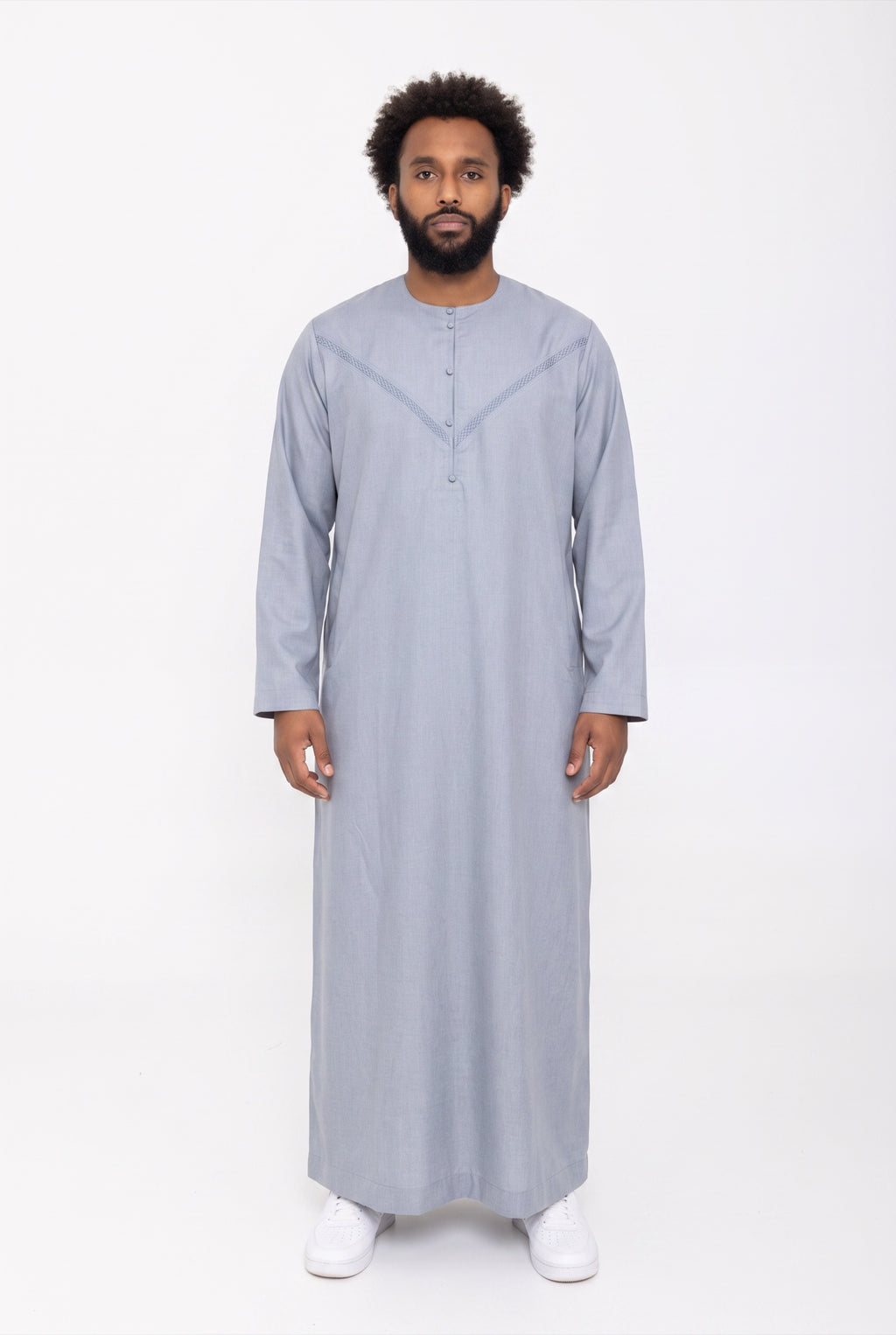 Qamis émirati gris perle Imran porté de face sur fond blanc
