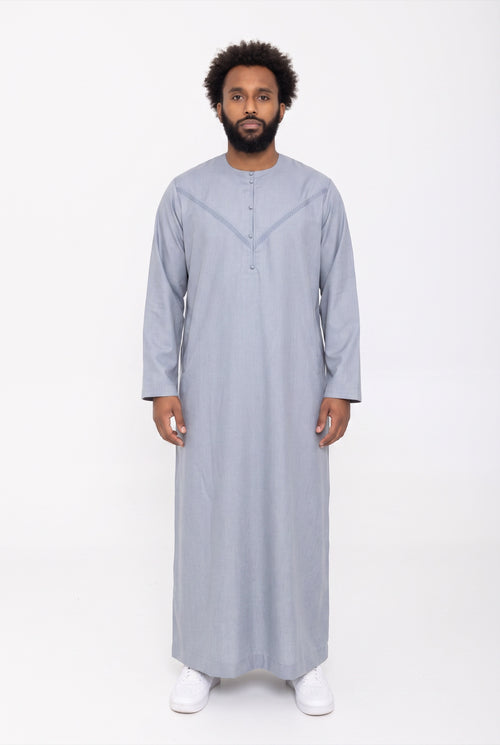Qamis émirati gris perle Imran porté de face sur fond blanc