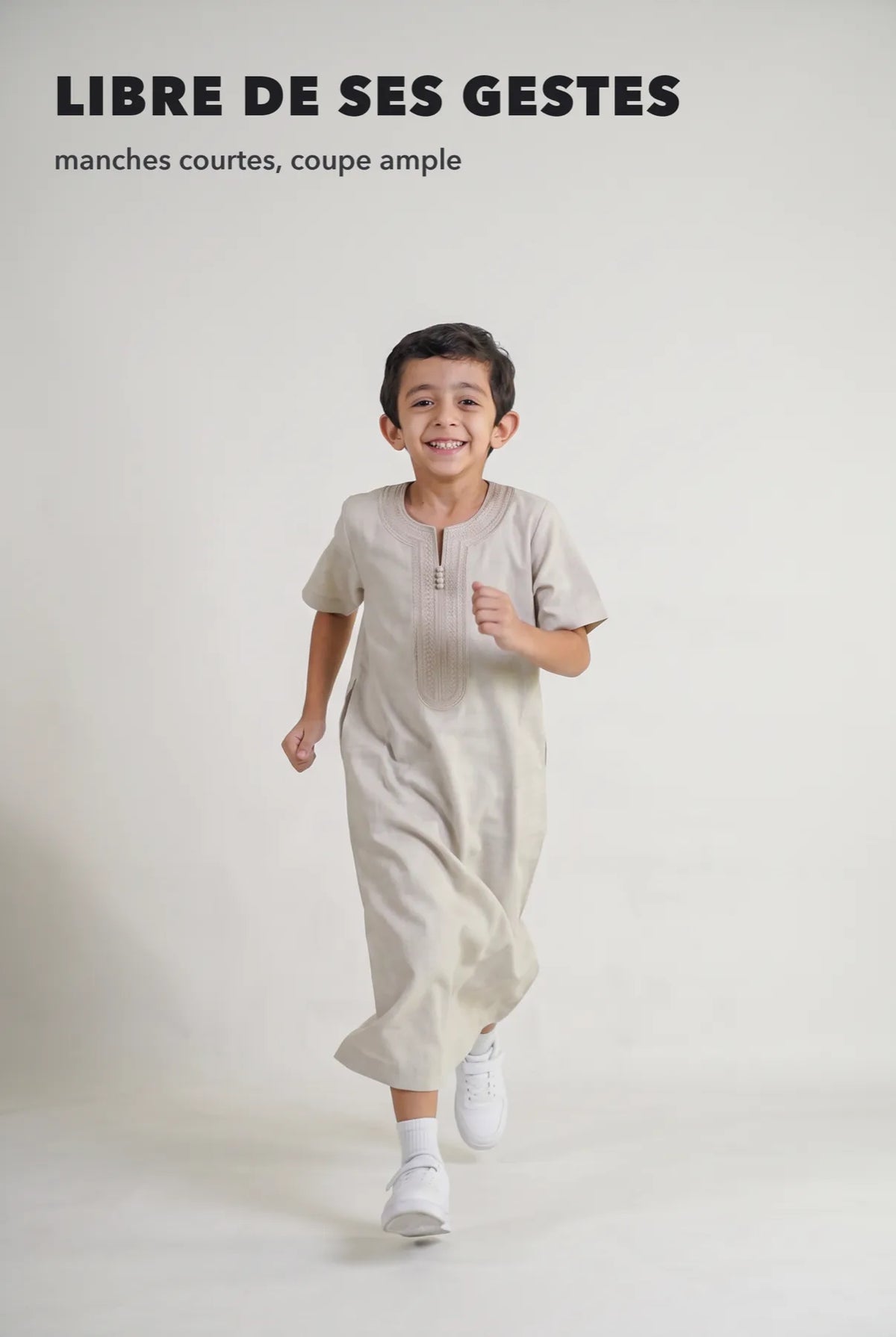 Qamis enfant Anas beige en mouvement, manches courtes et coupe ample