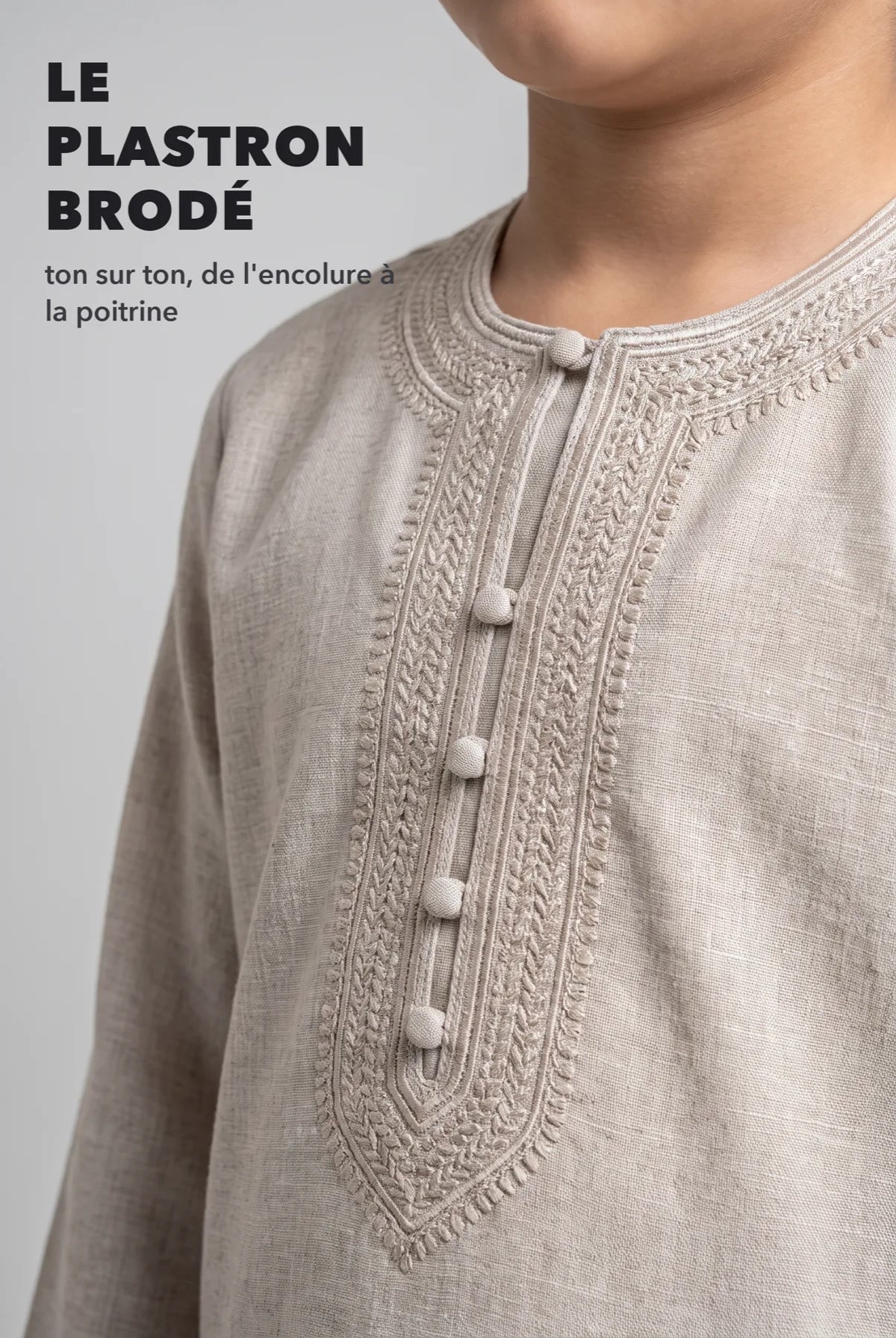 Macro sur le plastron brodé ton sur ton du qamis enfant Anas beige