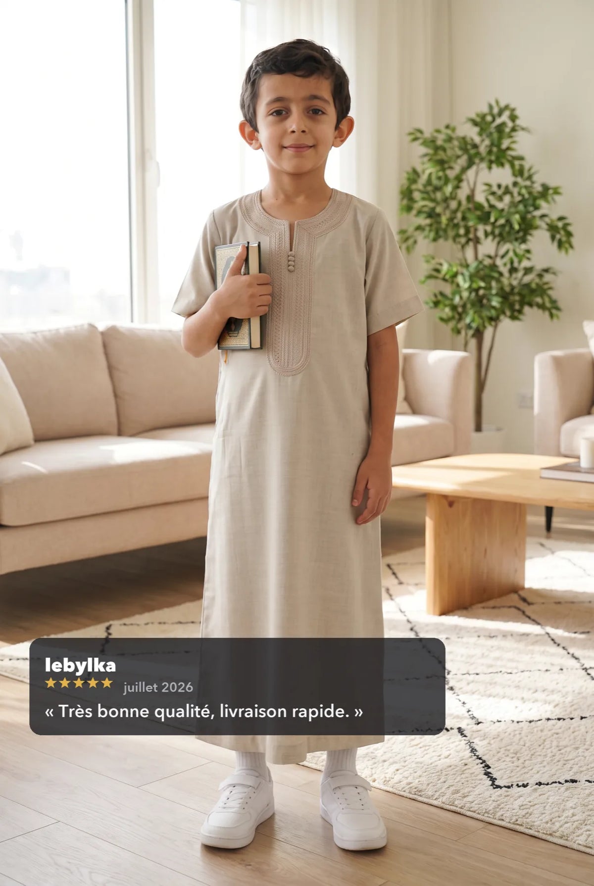 Qamis enfant Anas beige porté à la maison, avec un avis client