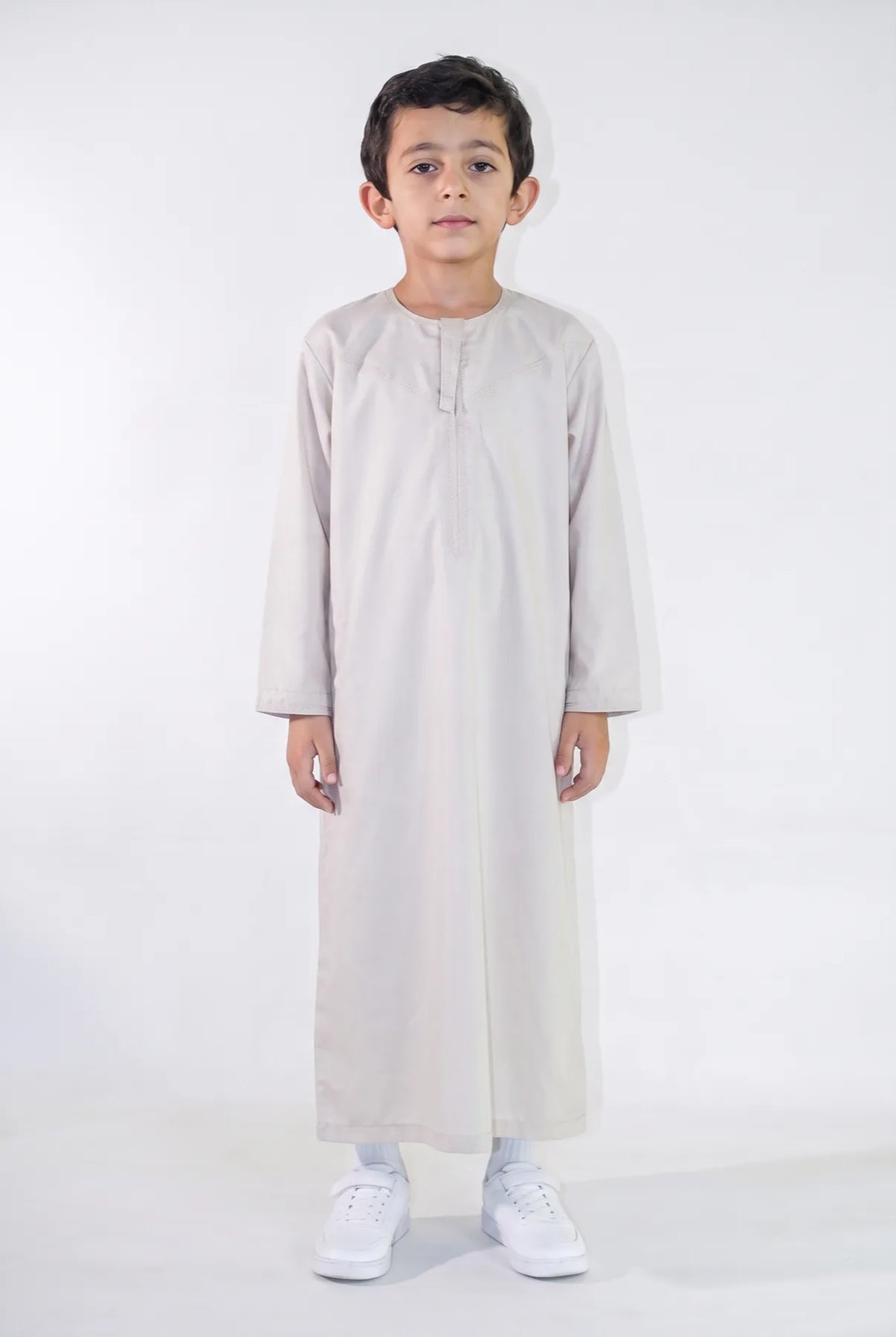 Qamis enfant Zaid beige satiné porté de face, émirati brodé ton sur ton