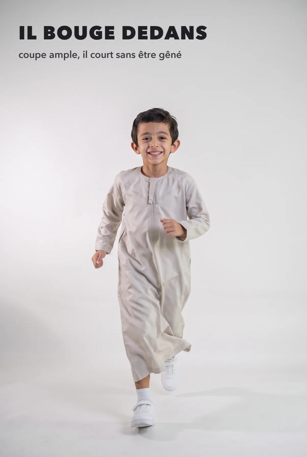 Qamis enfant Zaid beige en mouvement, coupe ample