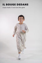 Qamis enfant Zaid beige en mouvement, coupe ample