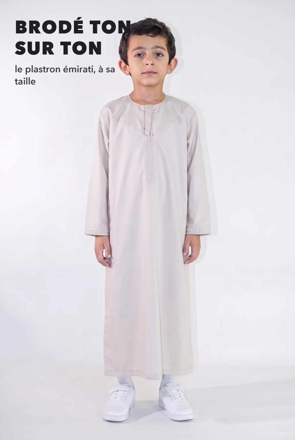 Macro sur le plastron émirati brodé ton sur ton du Zaid beige