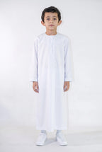Qamis enfant Zaid blanc satiné porté de face, émirati brodé ton sur ton
