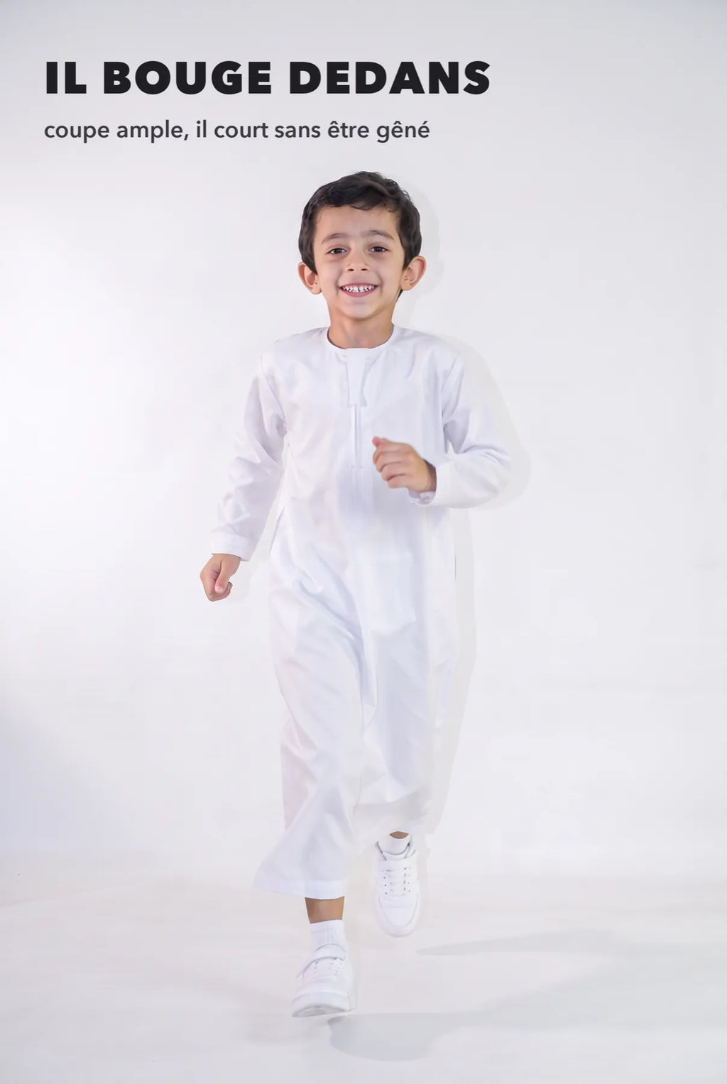 Qamis enfant Zaid blanc en mouvement, coupe ample