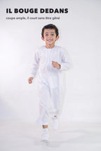 Qamis enfant Zaid blanc en mouvement, coupe ample