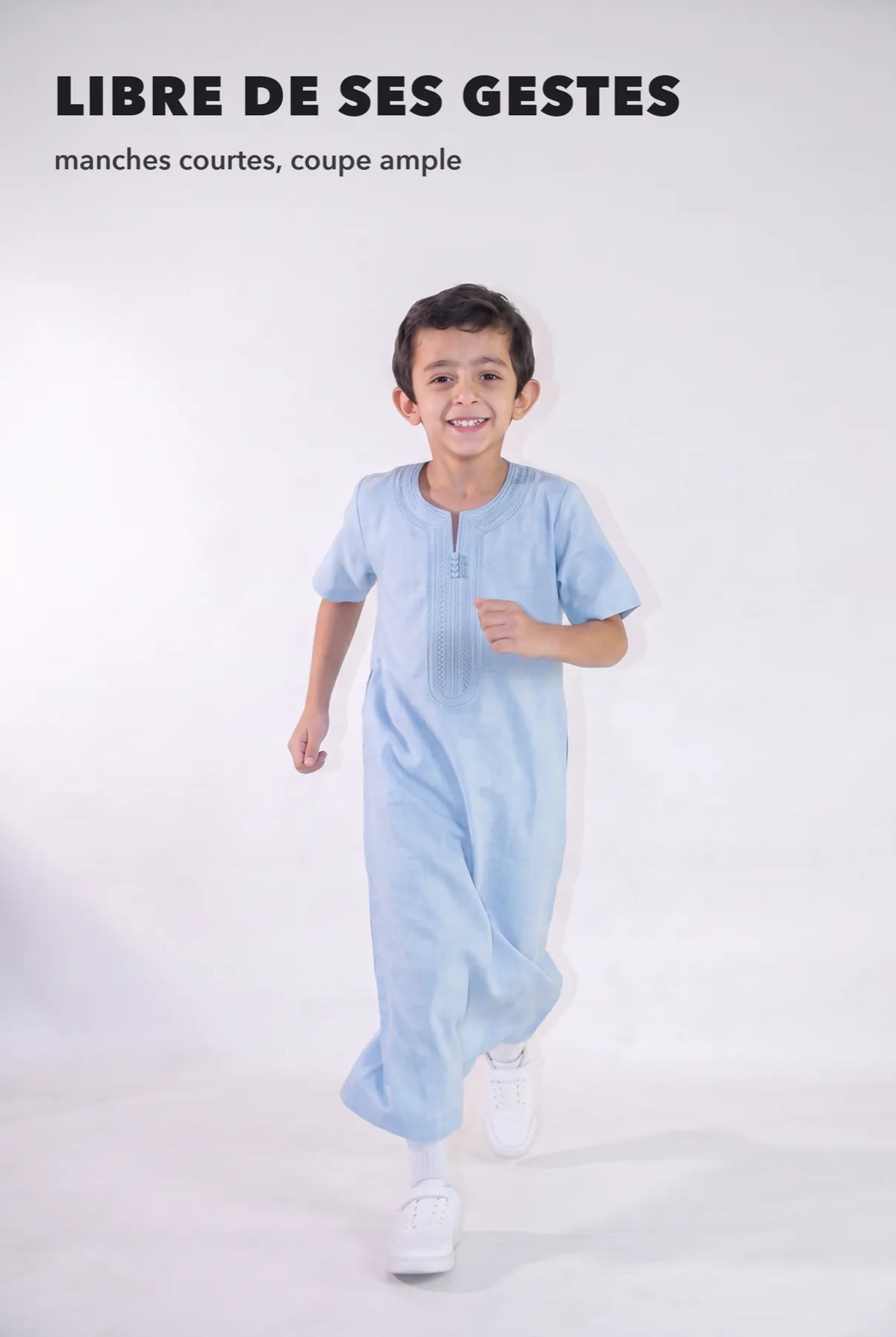 Qamis enfant Anas bleu en mouvement, manches courtes et coupe ample