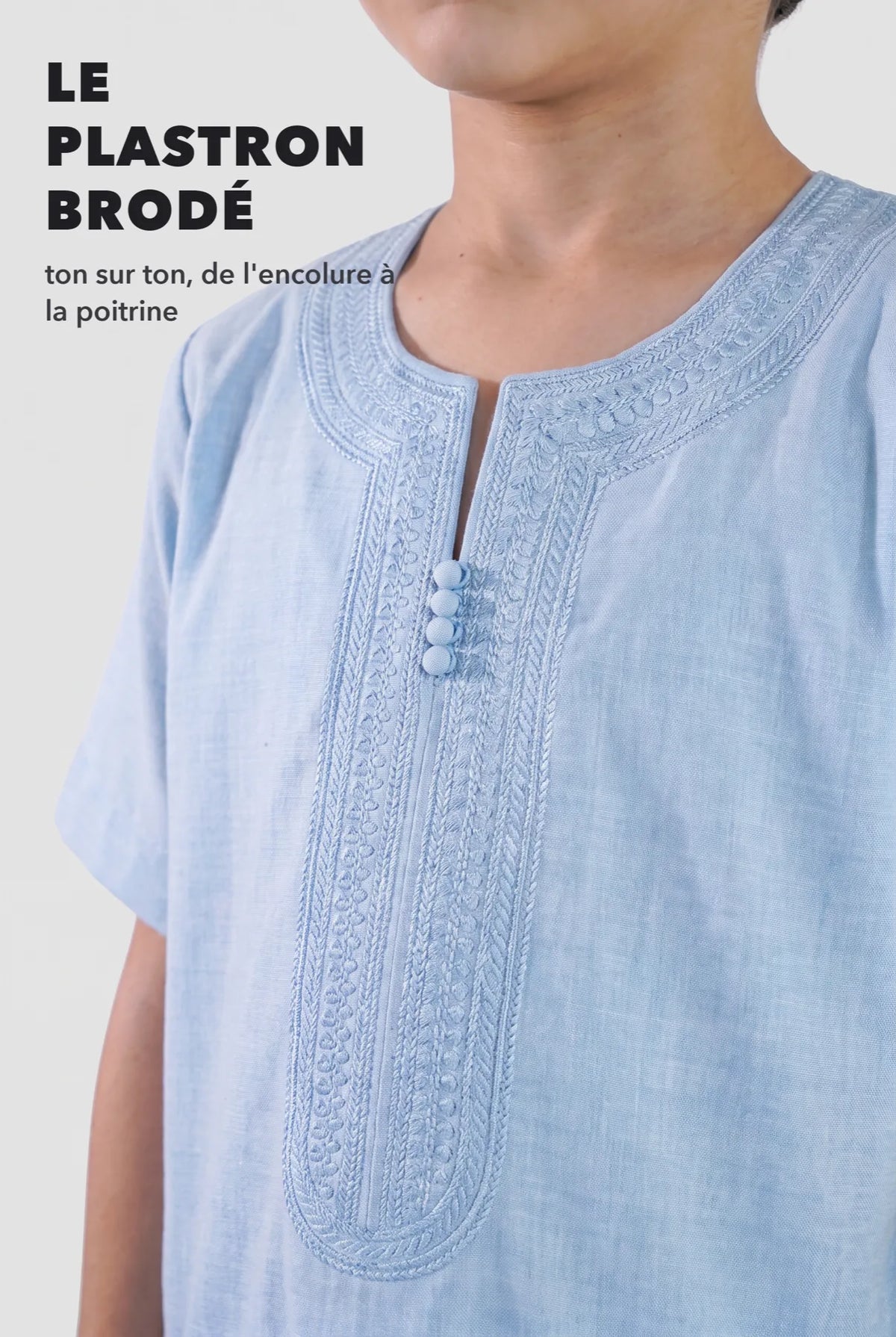 Macro sur le plastron brodé ton sur ton du qamis enfant Anas bleu
