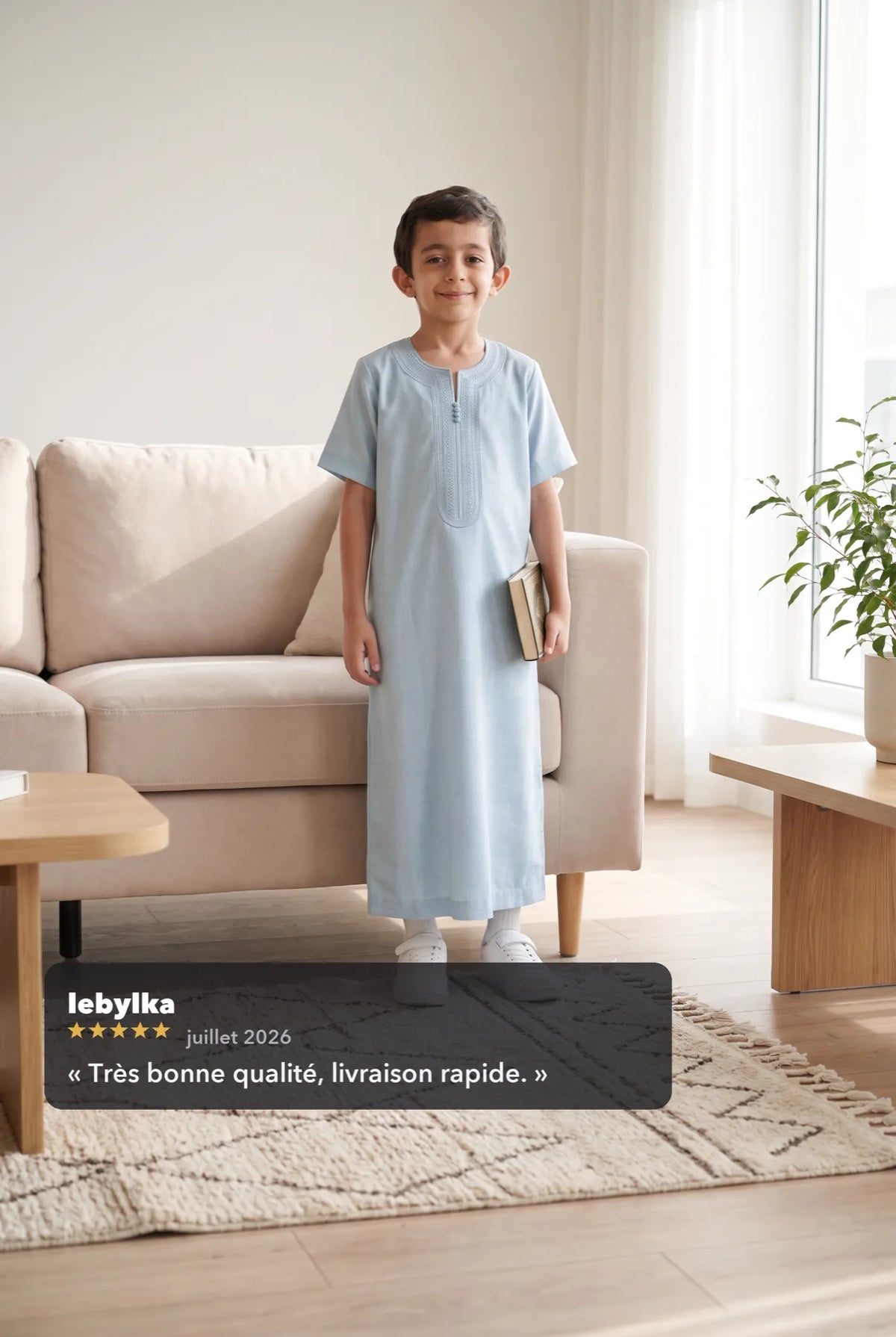 Qamis enfant Anas bleu porté à la maison, avec un avis client