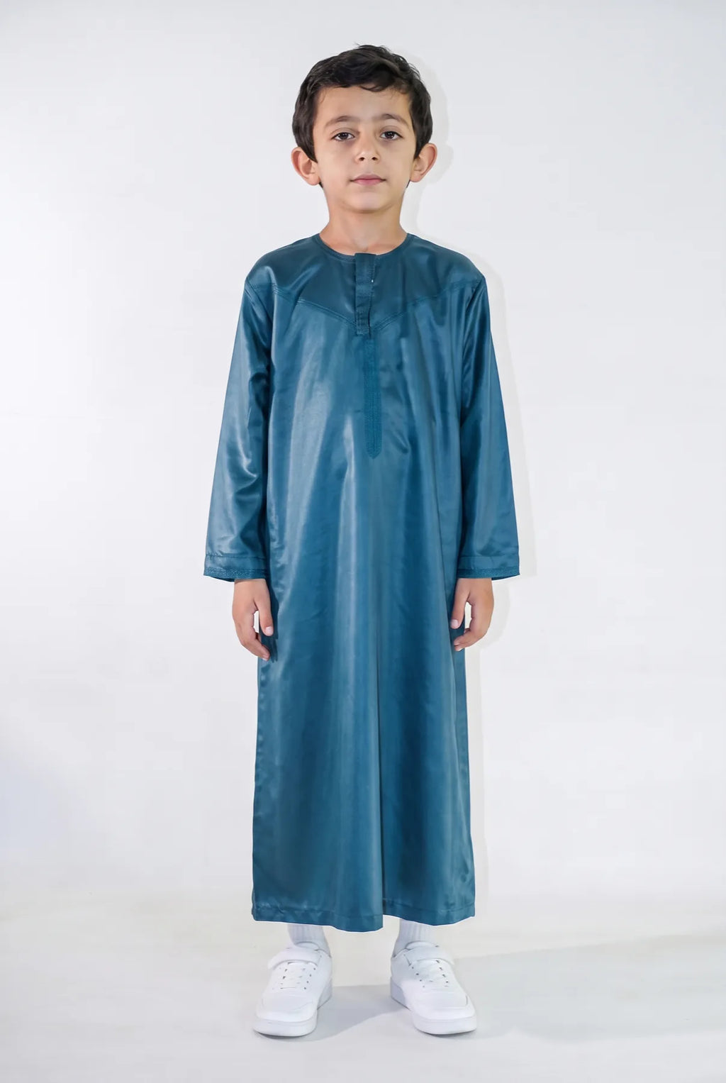 Qamis enfant Zaid bleu canard satiné porté de face, émirati brodé ton sur ton