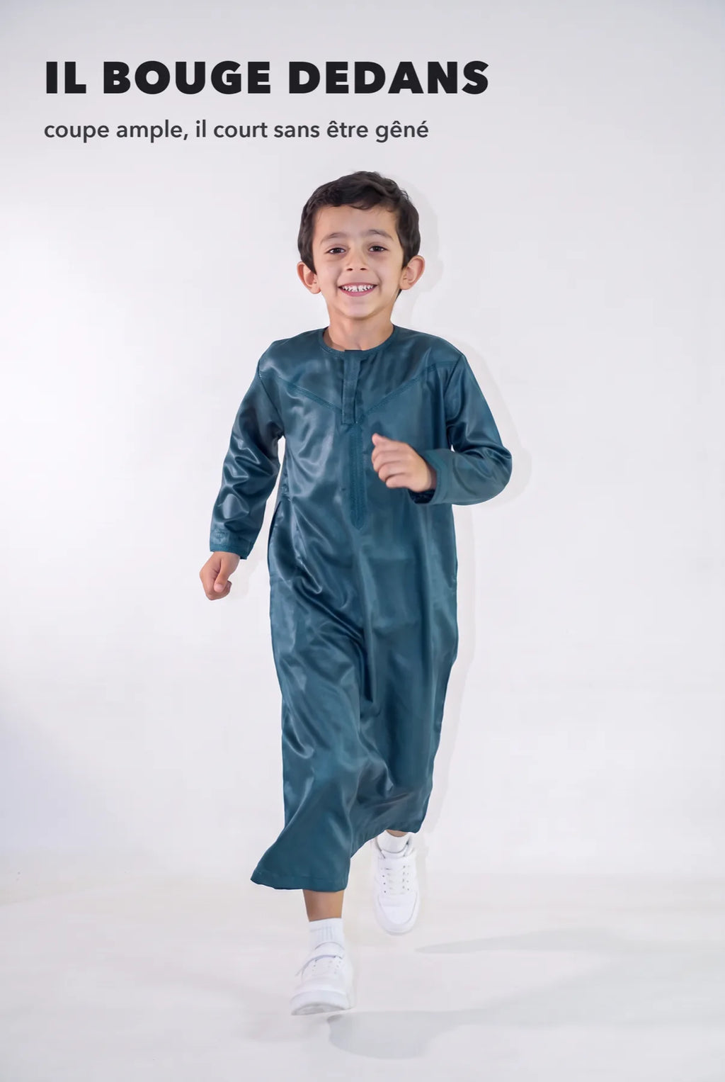 Qamis enfant Zaid bleu canard en mouvement, coupe ample