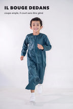 Qamis enfant Zaid bleu canard en mouvement, coupe ample