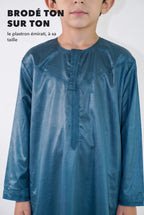 Macro sur le plastron émirati brodé ton sur ton du Zaid bleu canard